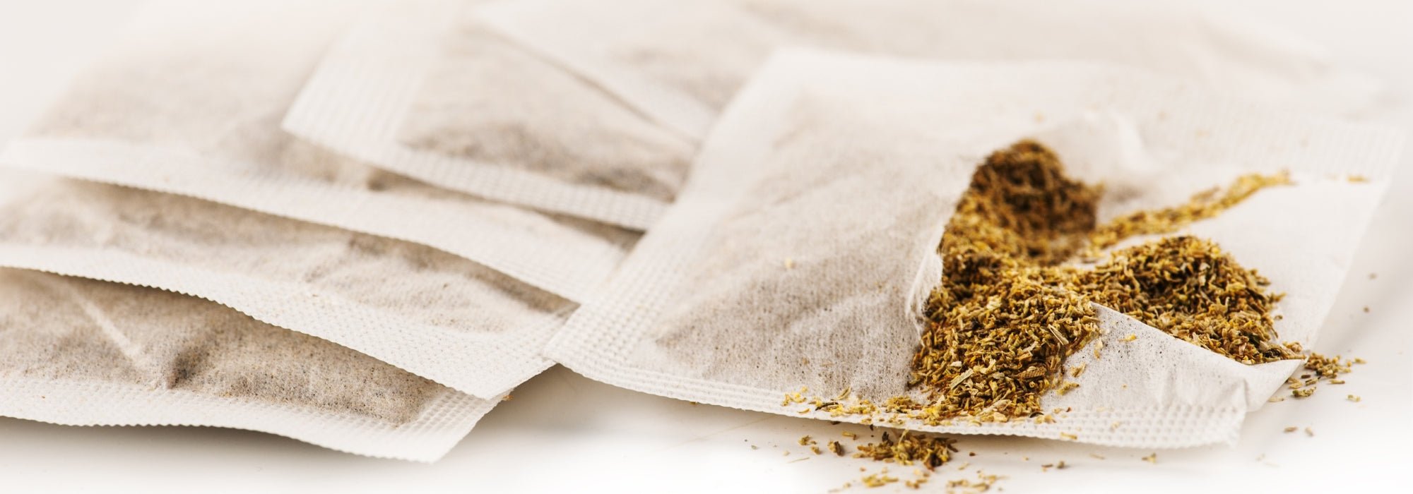 Theezakjes bevatten miljarden micro-plastics: wat doet dat met je brein? - Charlotte Labee